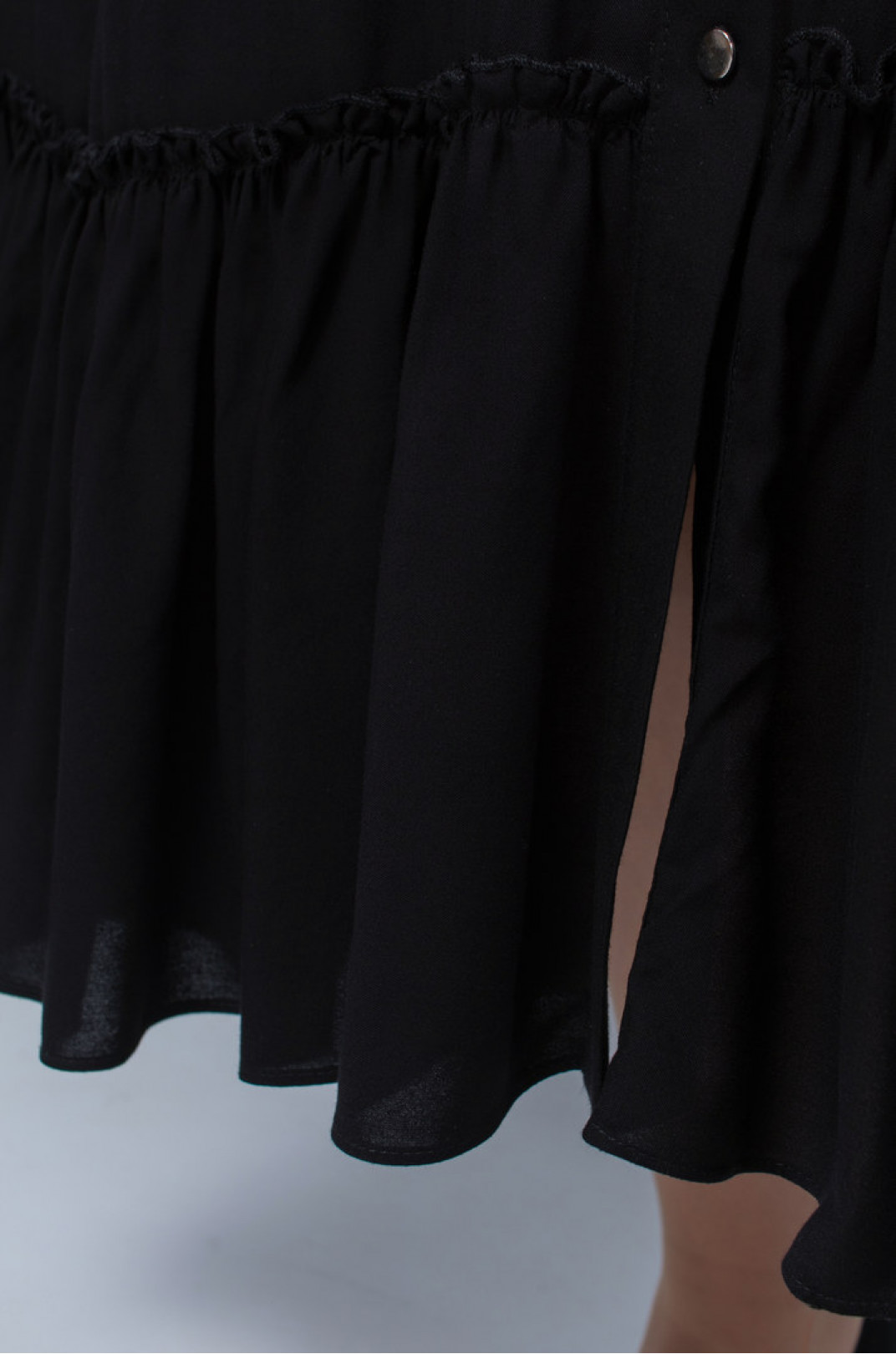 Чорна сукня сорочка міді зі штапелю з воланом батал