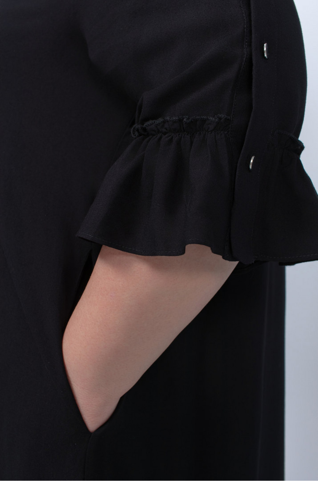Черное платье сорочка из штапеля с воланом батал