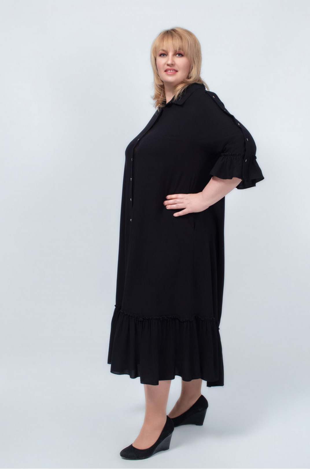 Черное платье сорочка из штапеля с воланом батал