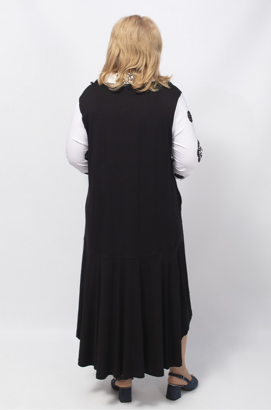 Черно-белое трикотажное платье с вышитыми цветами и жемчугом батал