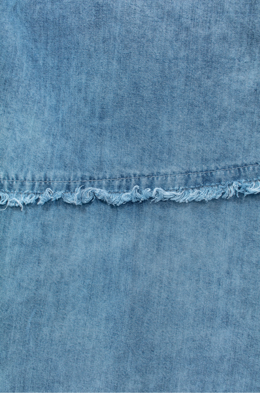 Платье джинсовое с декором оформлено тороками батал
