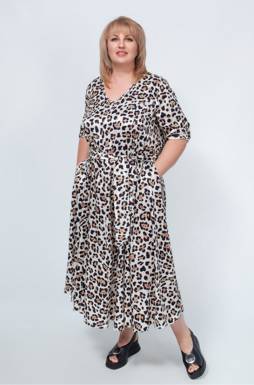 Леопардовое атласное платье с поясом батал