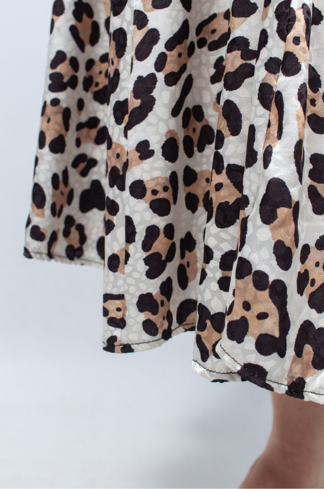 Леопардовое атласное платье с поясом батал