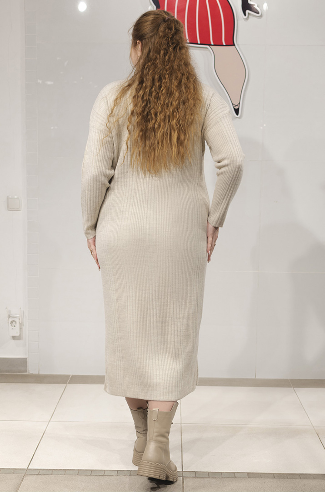 Однотонное вязаное платье миди в рубчик батал