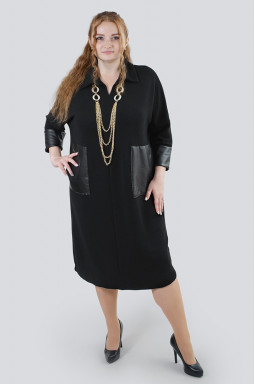 Стильное черное платье из трикотажа рубчик с кожаными вставками и украшением батал