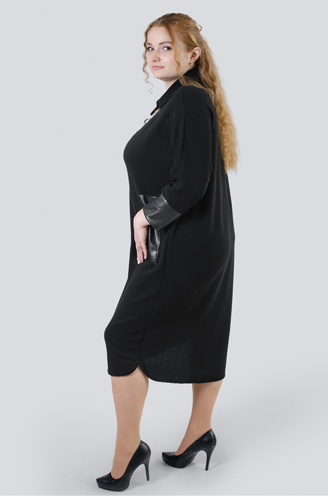 Стильна чорна сукня із трикотажу рубчик з шкіряними вставками і прикрасою батал