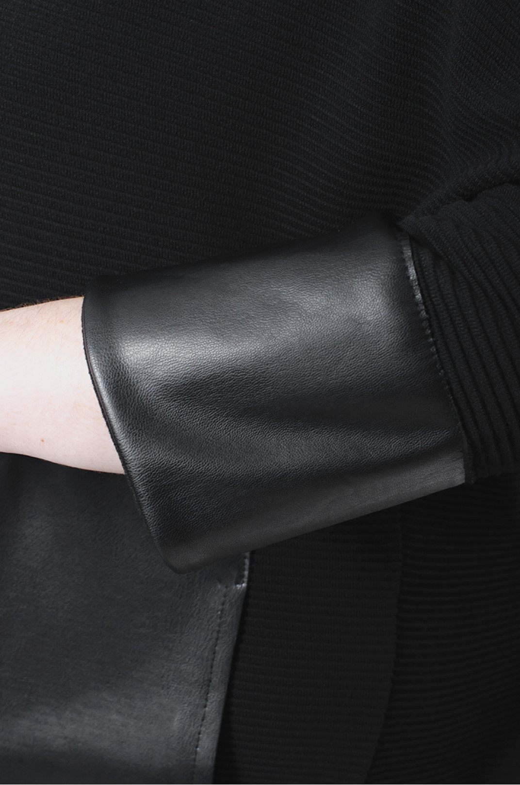 Стильное черное платье из трикотажа рубчик с кожаными вставками и украшением батал