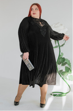 Изящное черное платье из текстурной ткани с кружевом батал