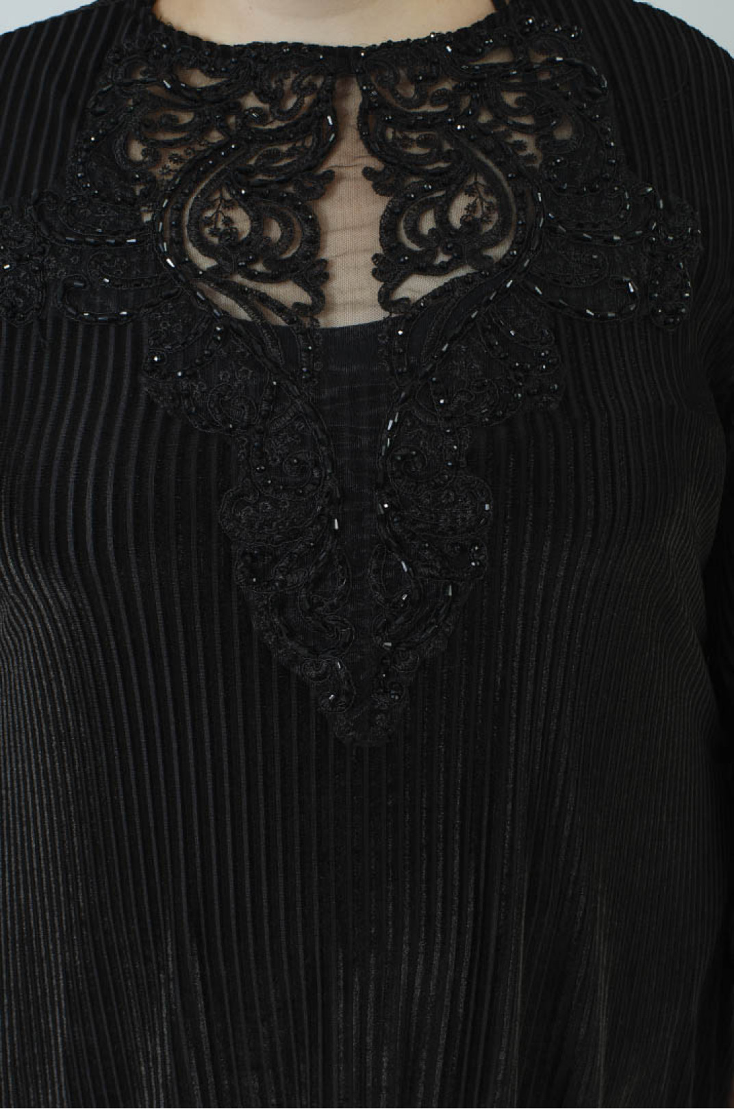 Витончена чорна сукня із текстурної тканини з мереживом батал