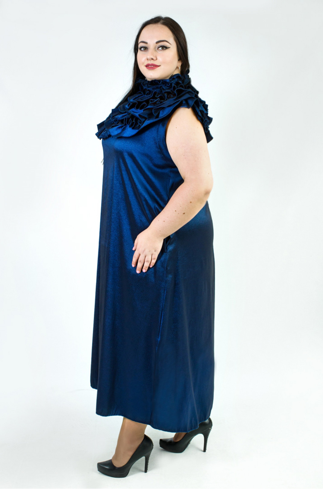 Елегантна сукня максі з декоративними рюшами батал