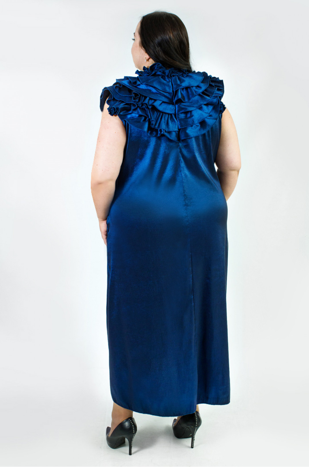 Елегантна сукня максі з декоративними рюшами батал