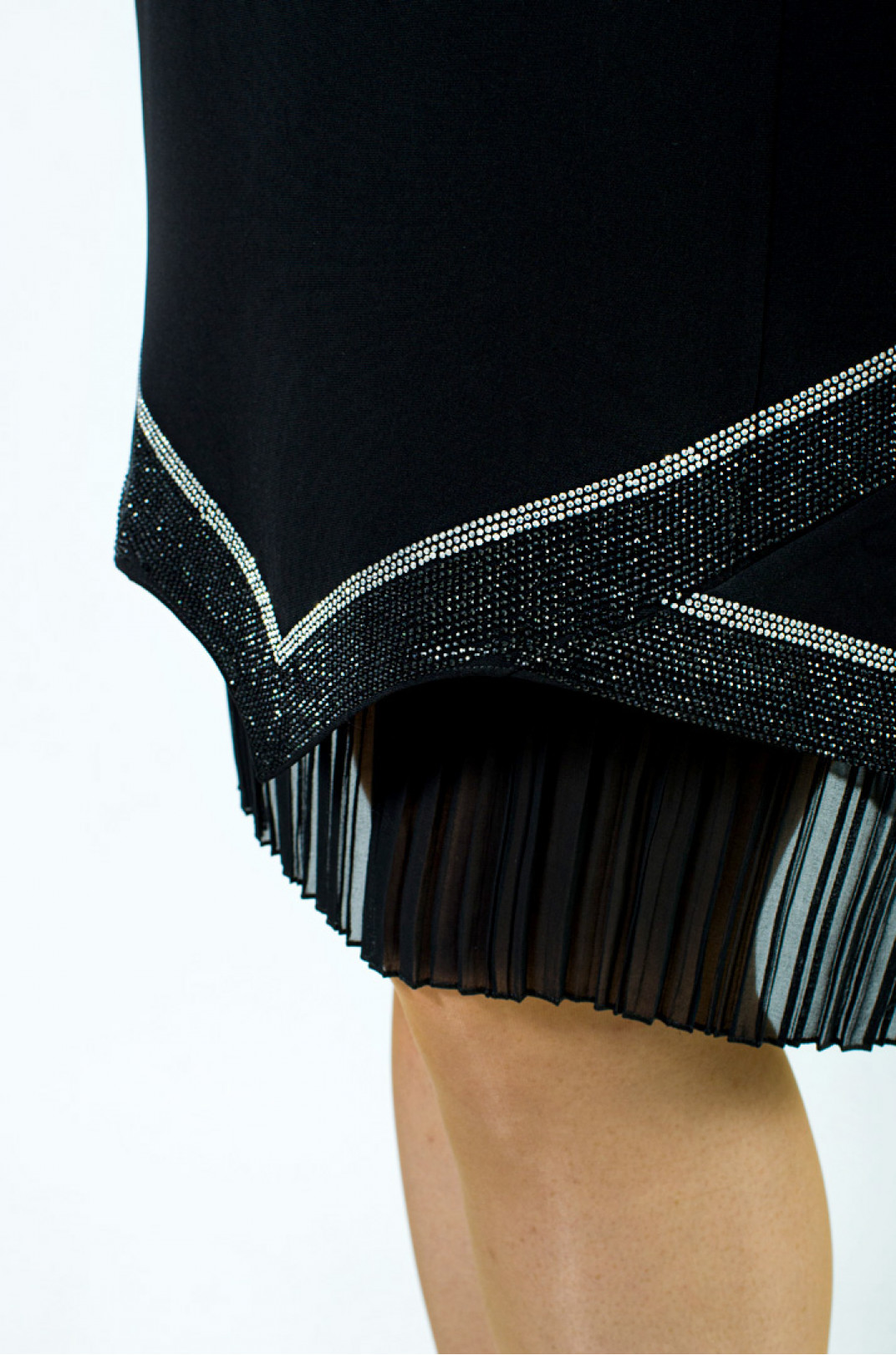 Елегантна міні сукня зі стразами та мереживом
