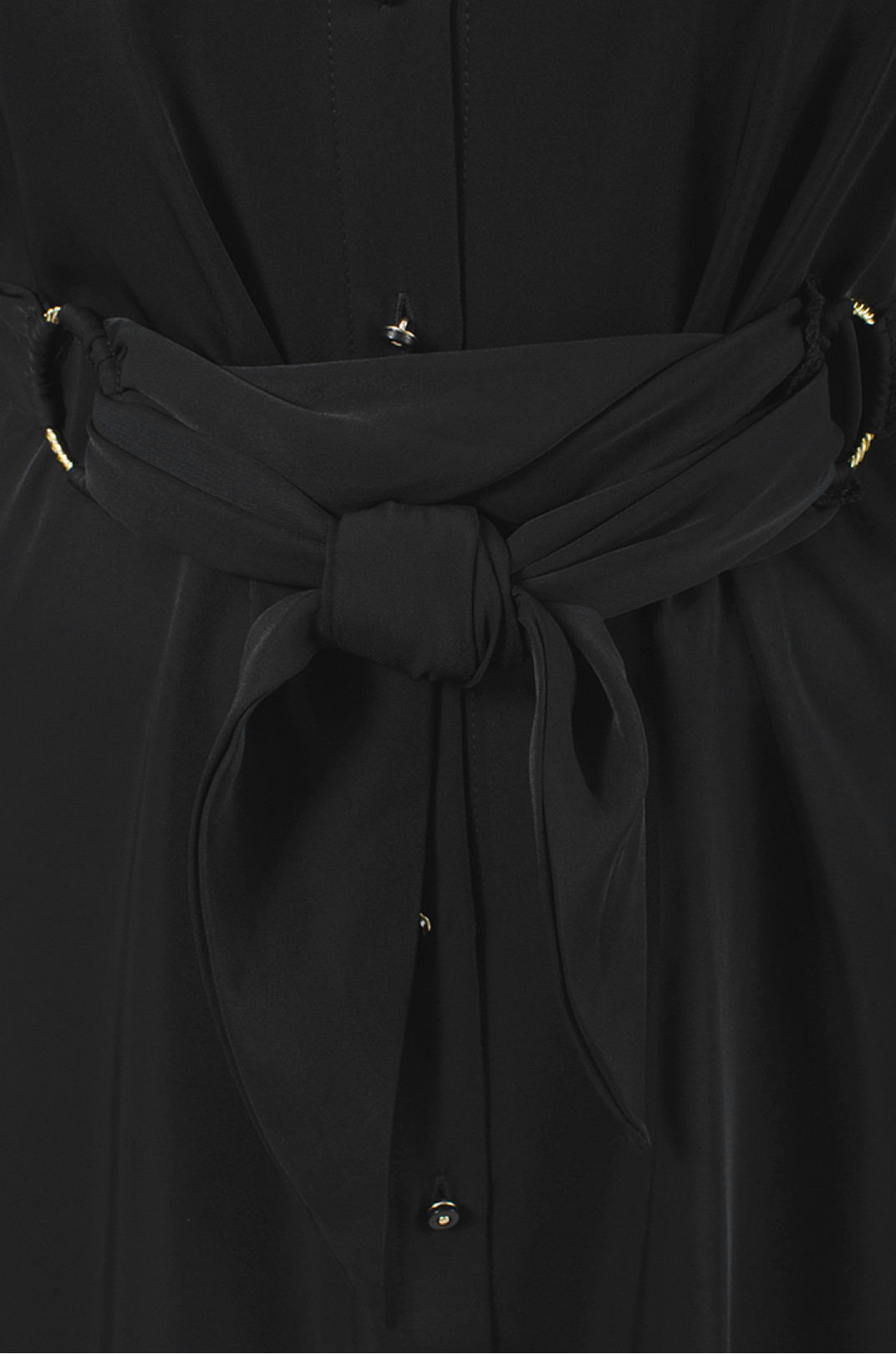 Черное шелковое платье с поясом декорированное кружевом батал