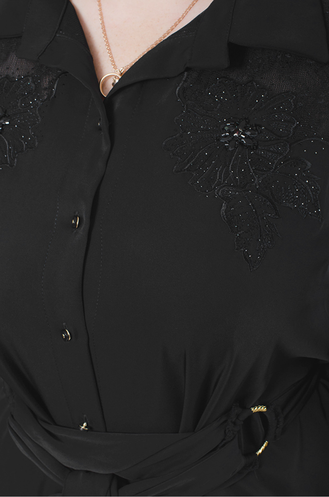 Чорна шовкова сукня з поясом декорована мереживом батал
