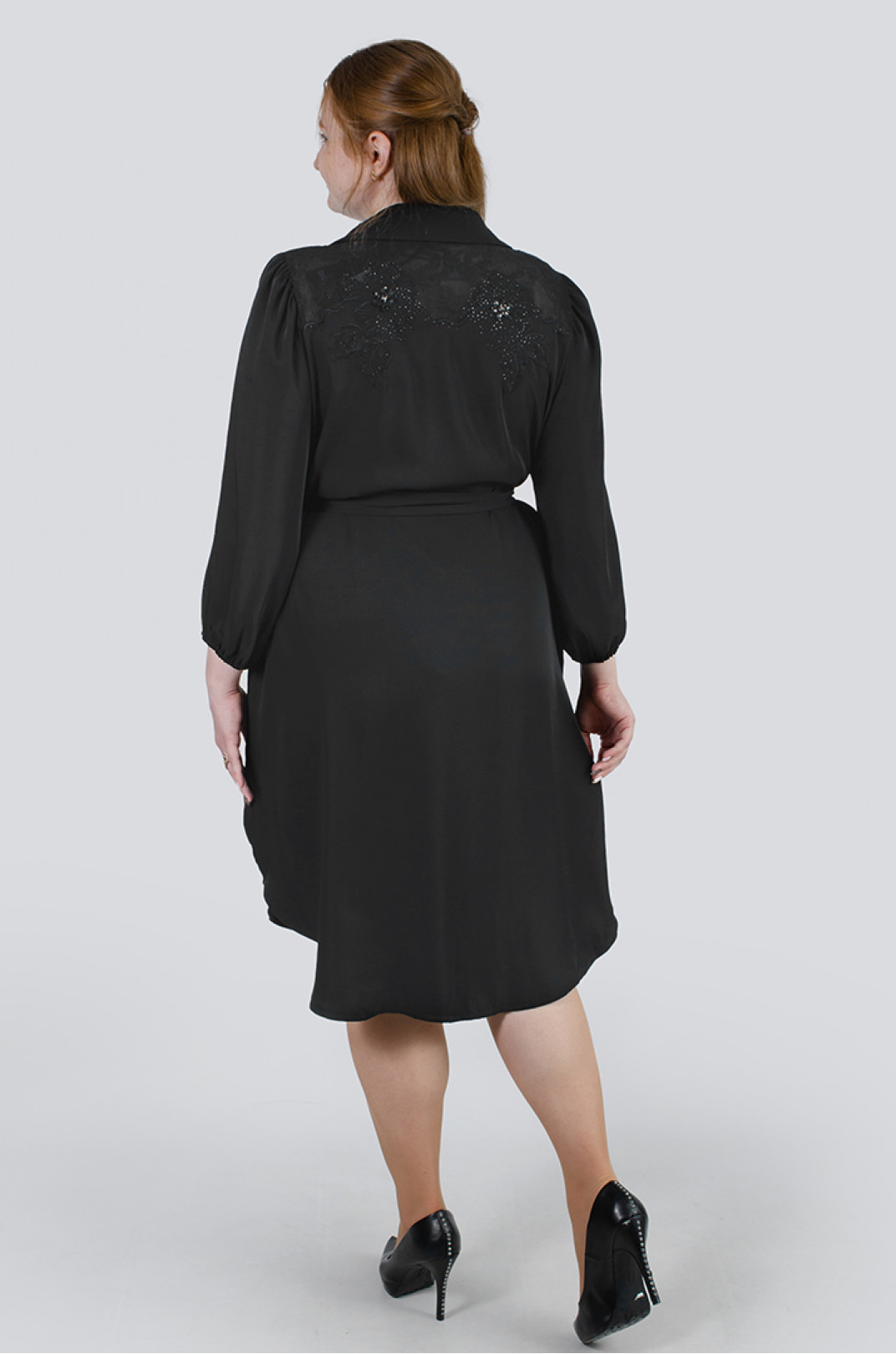 Черное шелковое платье с поясом декорированное кружевом батал