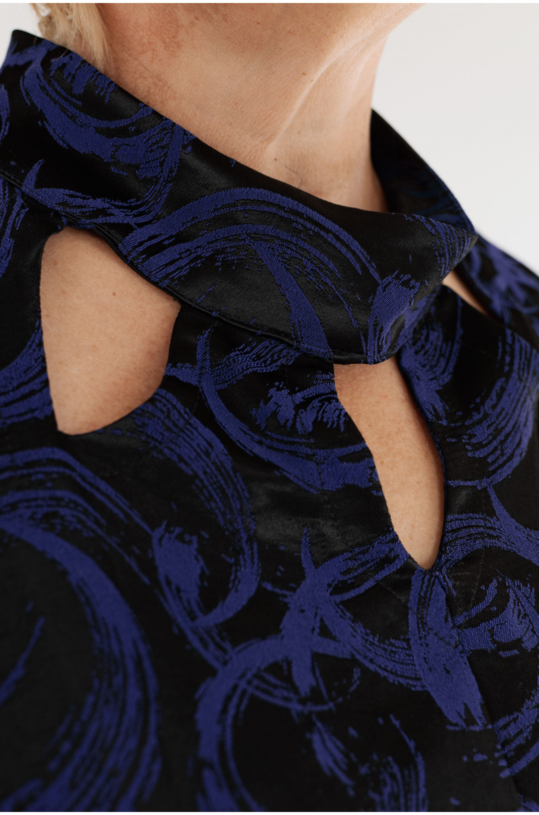 Елегантна сукня міді в абстрактний візерунок батал