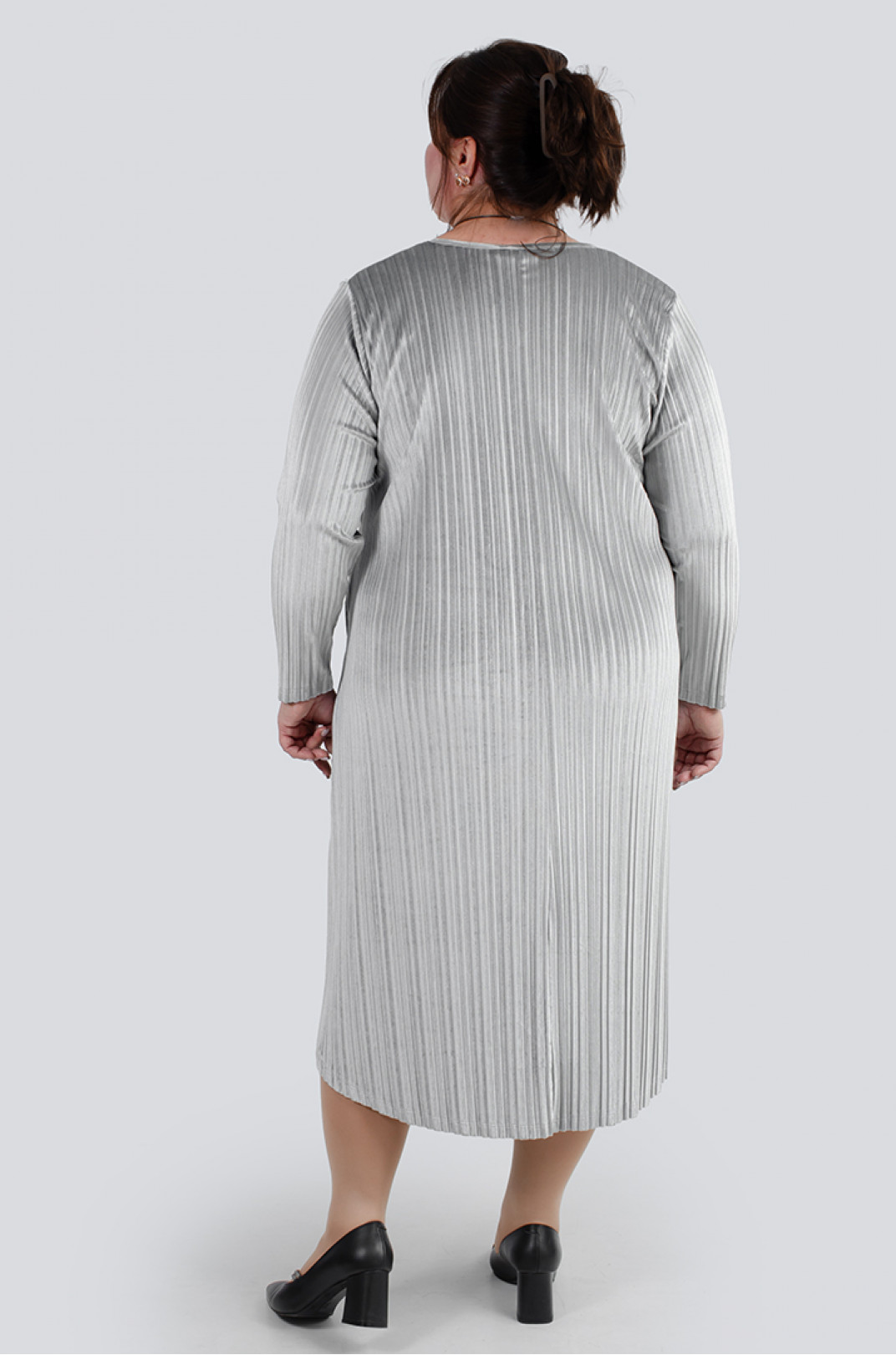 Вишукана велюрова сукня міді з прикрасою батал