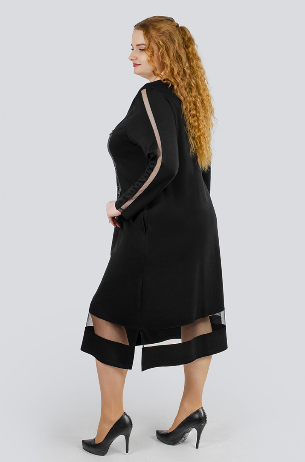Елегантна чорна сукня з вставками із сітки та стразами великих розмірів