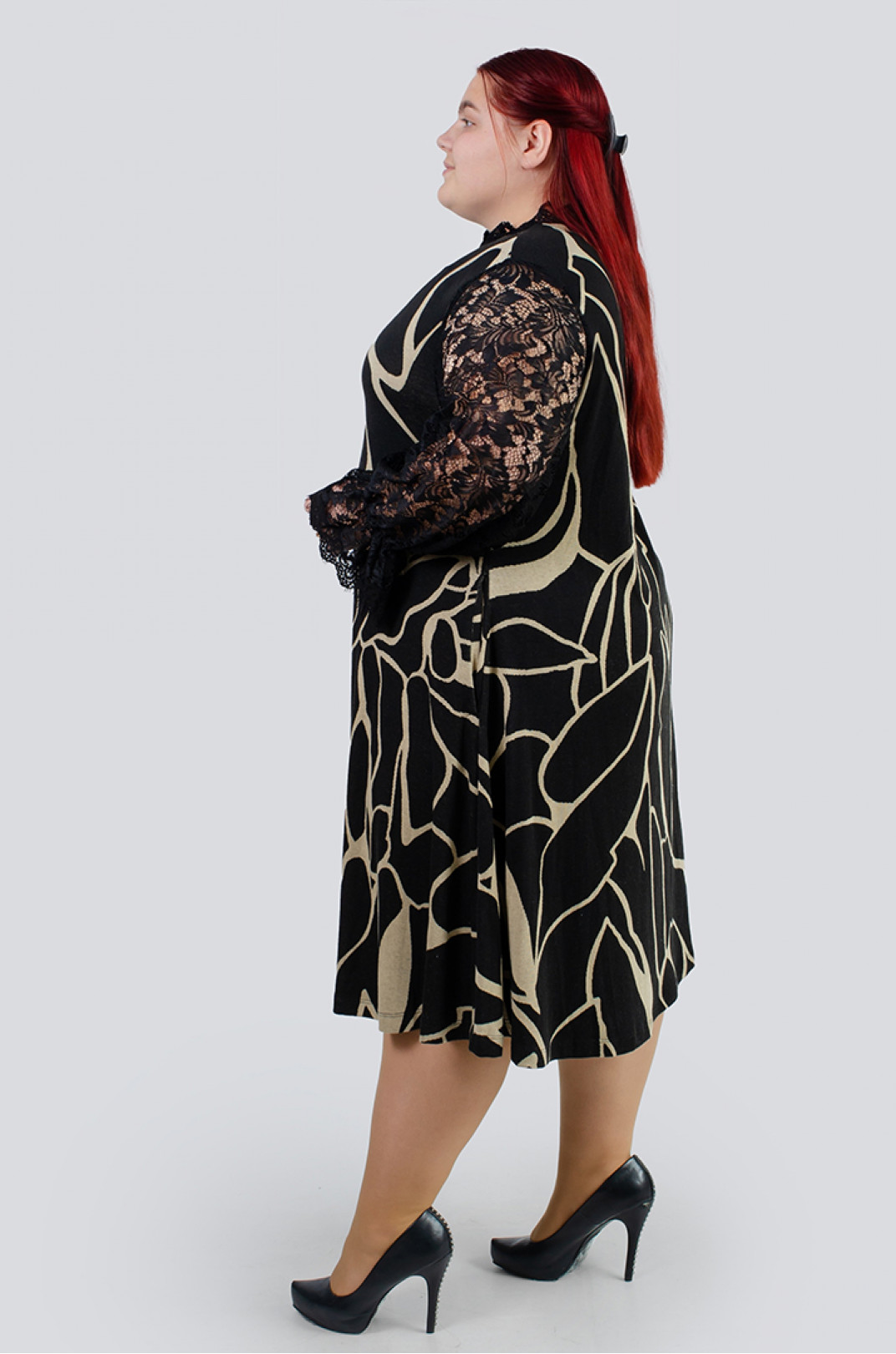 Вишукана сукня в абстрактний принт з мереживом батал