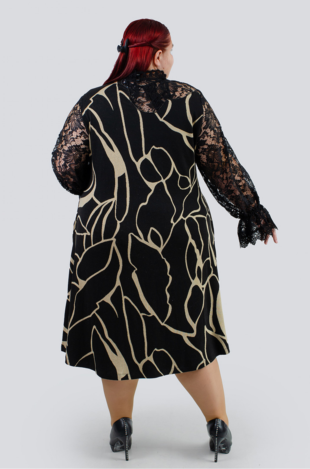 Вишукана сукня в абстрактний принт з мереживом батал