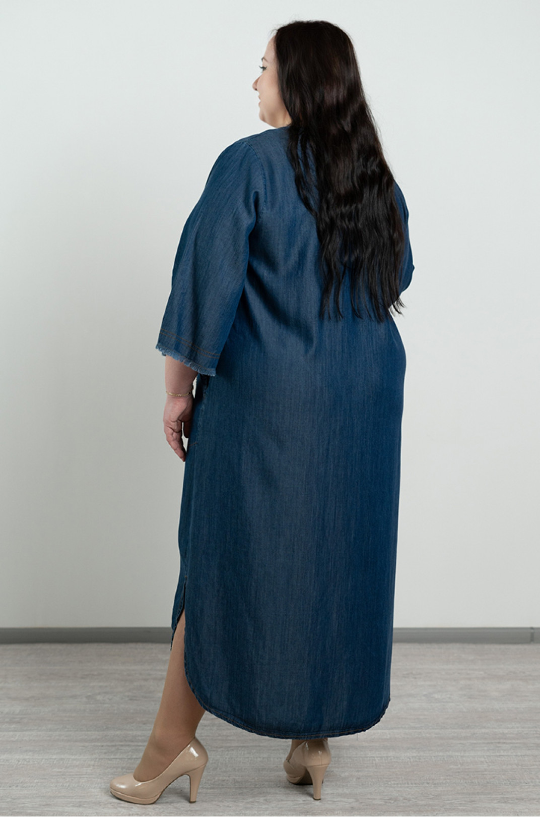 Джинсовое платье макси с украшением больших размеров