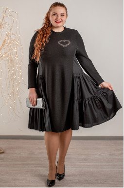 Черное платье с рюшами и декоративной аппликацией больших размеров