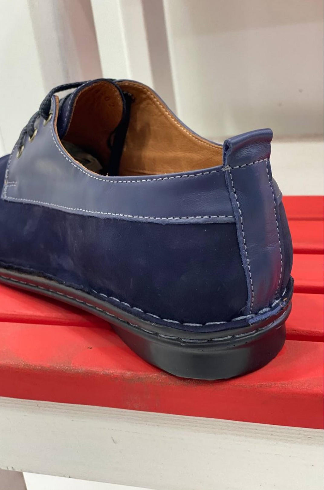 Зручні закриті нубукові туфлі на шнурівці великих розмірів