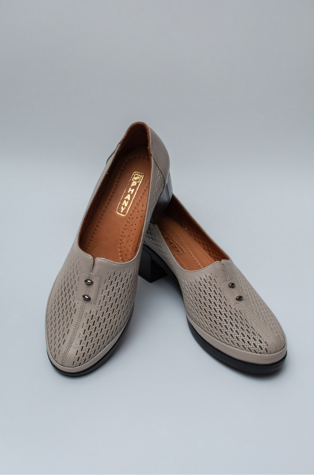 Туфли на каблуках из натуральной кожи с перфорацией больших размеров