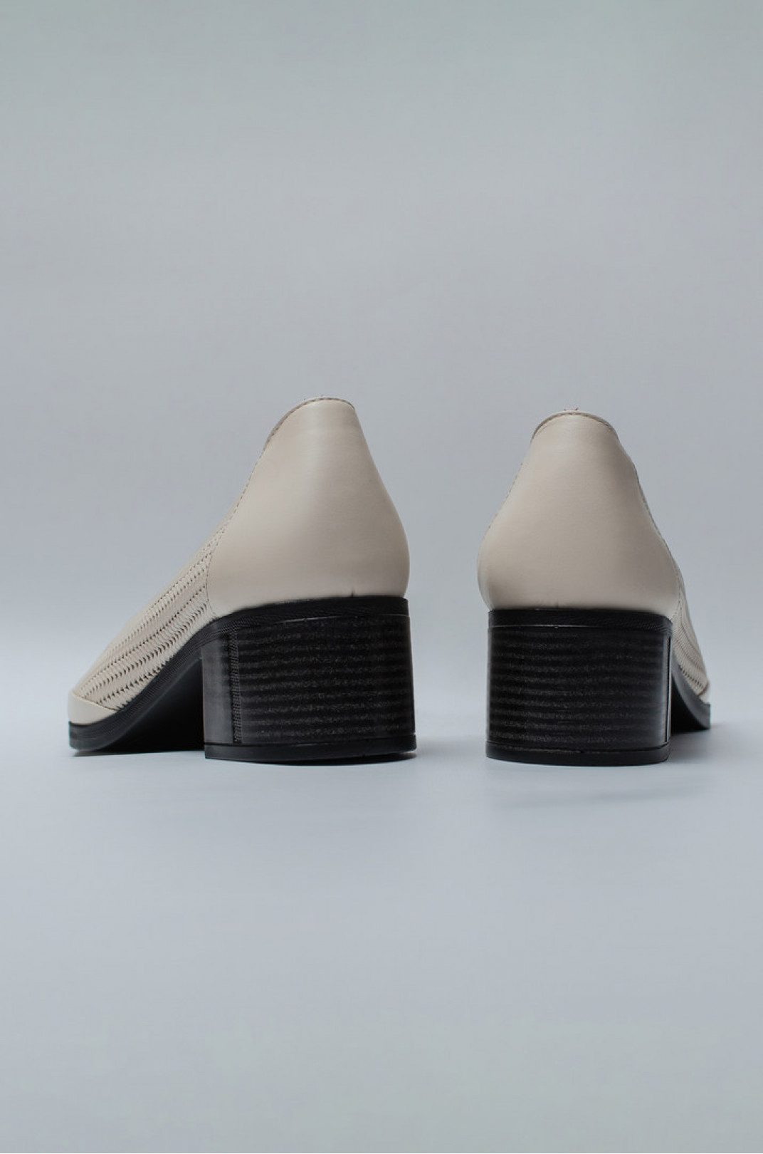 Комфортні легкі кремові туфлі на підборах великих розмірів