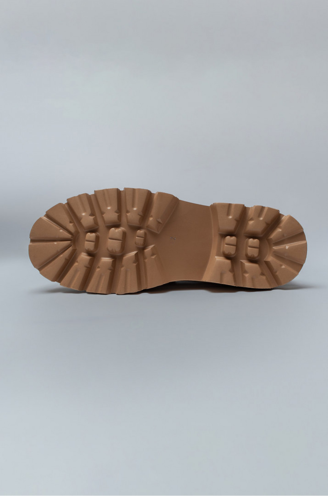 Бежевые туфли из натуральной кожи с перфорацией больших размеров