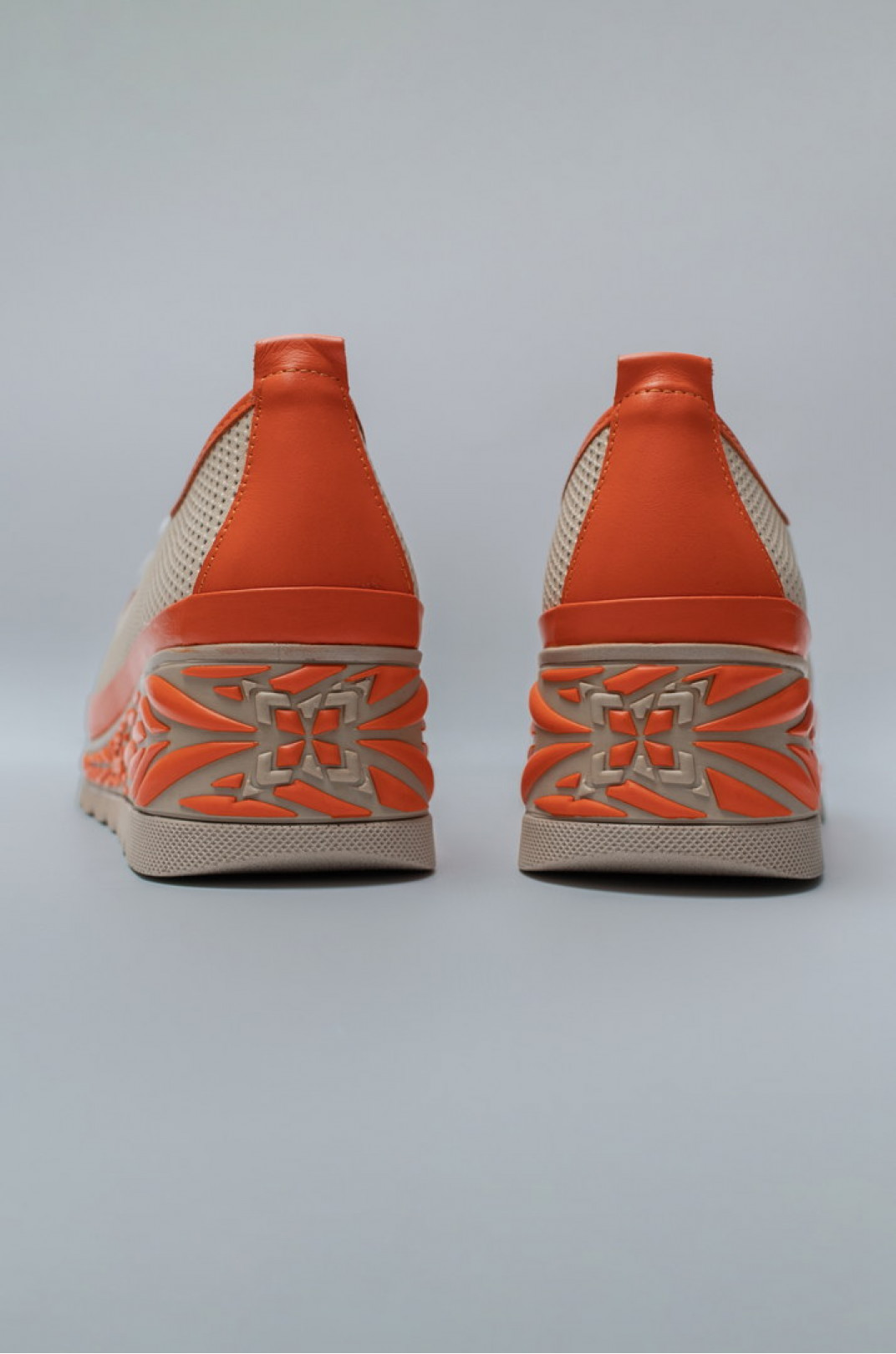 Оригінальні шкіряні туфлі з перфорацією великих розмірів