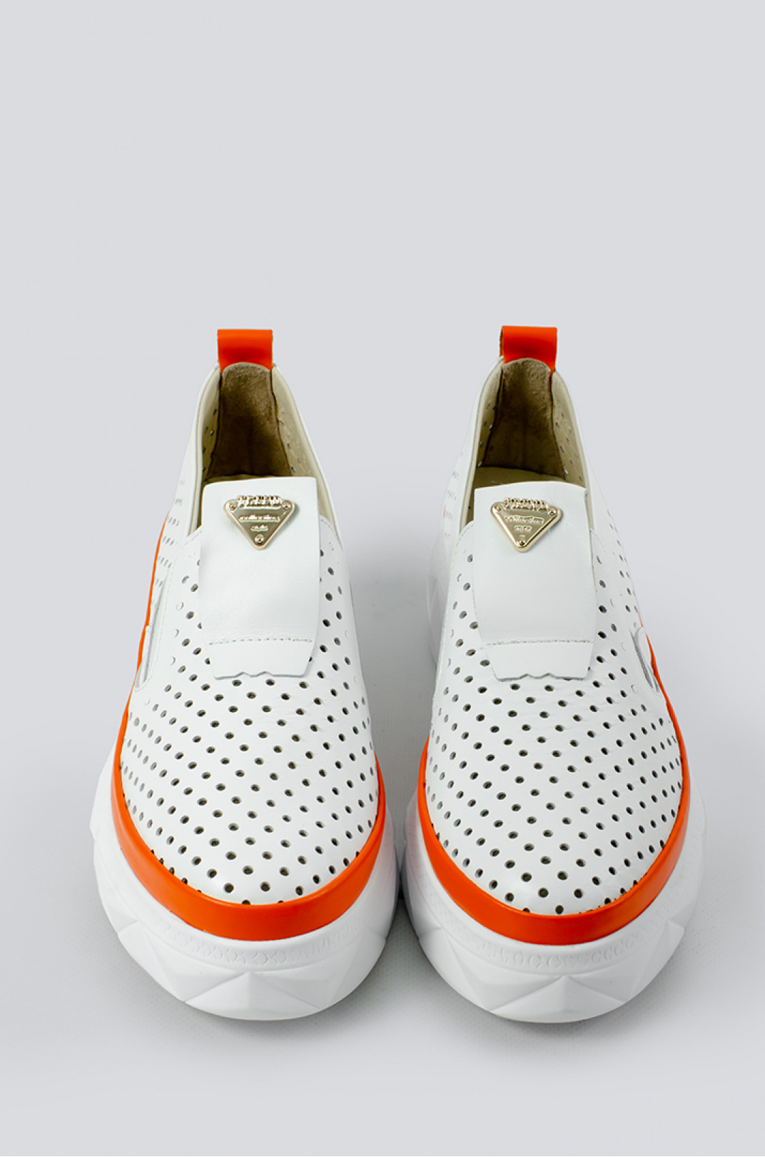 Літні білі туфлі з помаранчевою вставкою з перфорацією великих розмірів