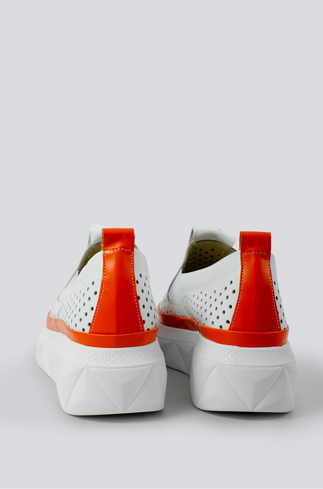 Літні білі туфлі з помаранчевою вставкою з перфорацією великих розмірів