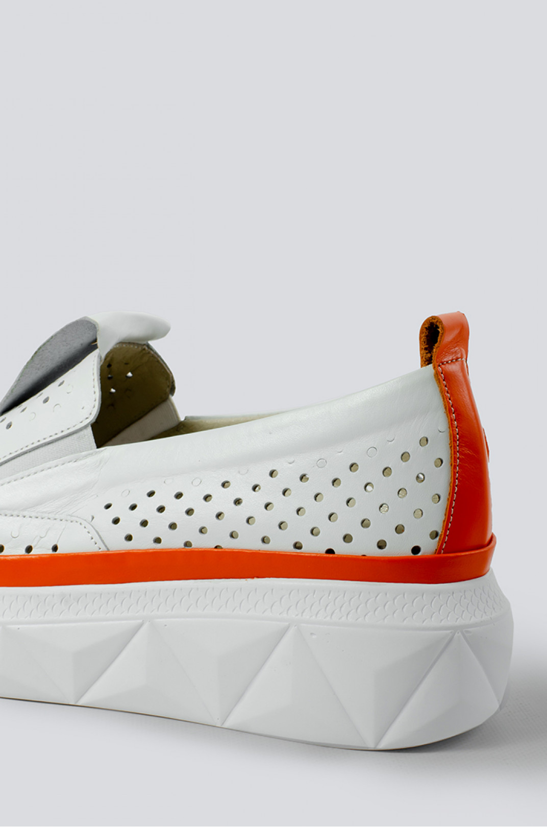 Летние белые туфли с оранжевой вставкой с перфорацией больших размеров