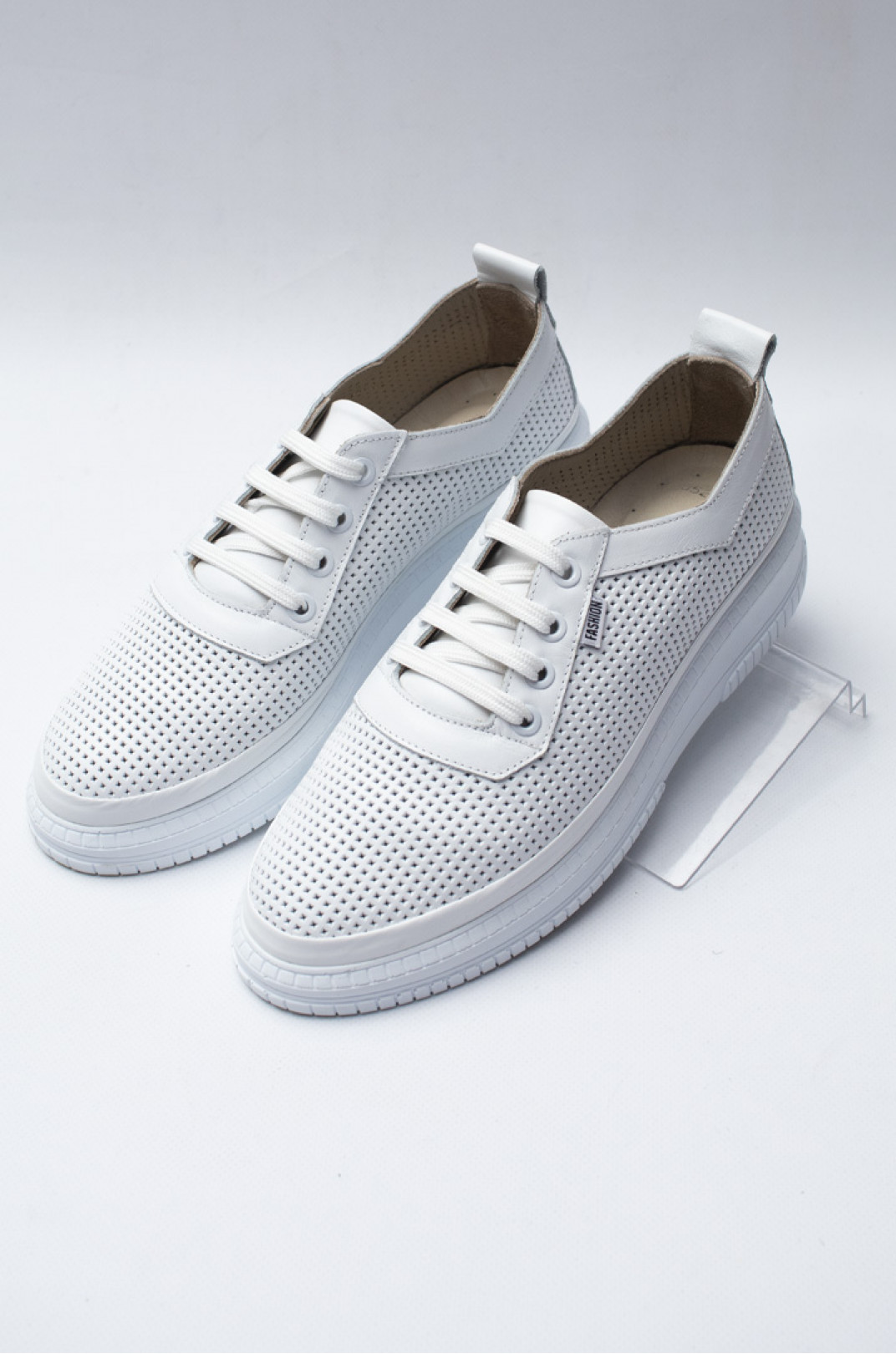 Білі шкіряні туфлі на шнурівці з перфорацією великих розмірів