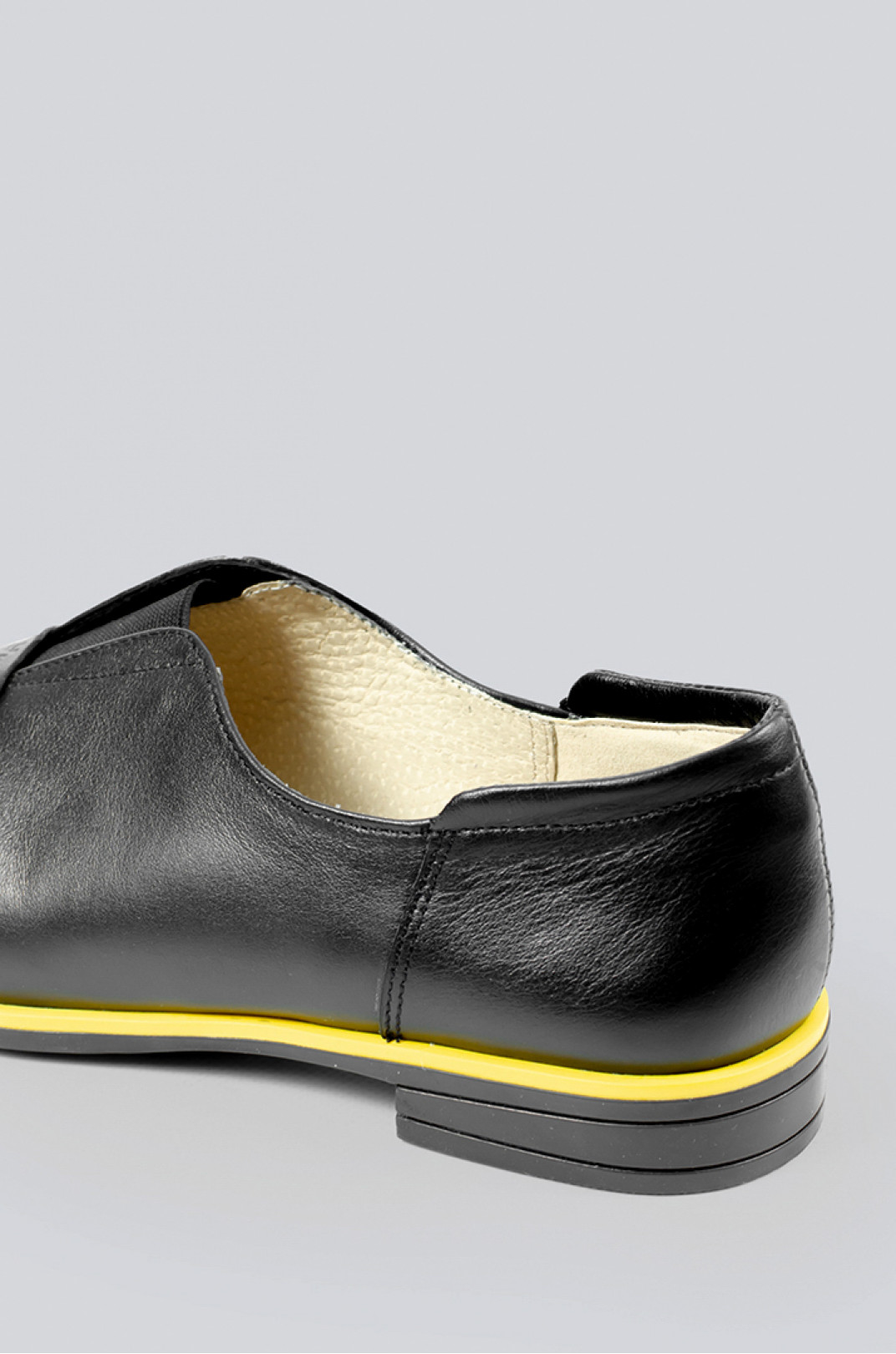 Туфлі чорні з жовтою каймою великих розмірів