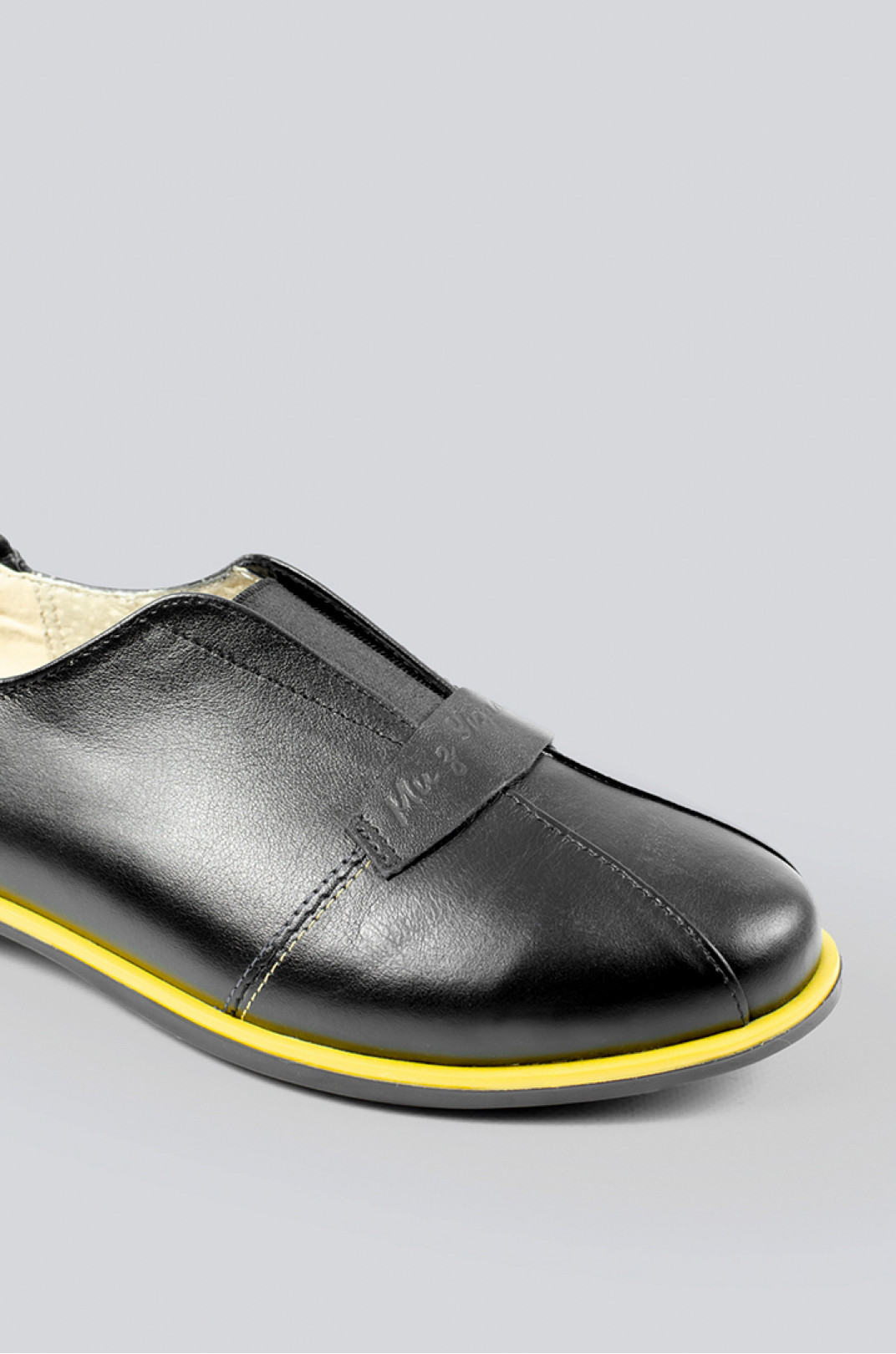 Туфлі чорні з жовтою каймою великих розмірів