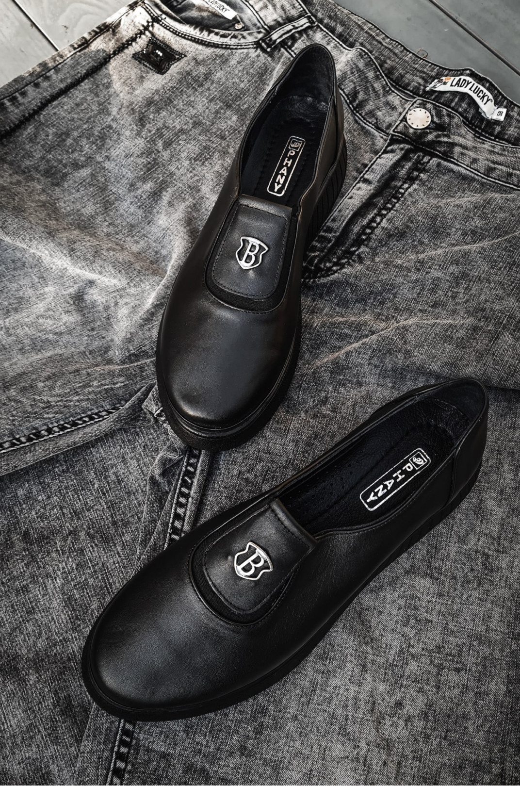 Черные кожаные туфли с резинкой и украшением больших размеров