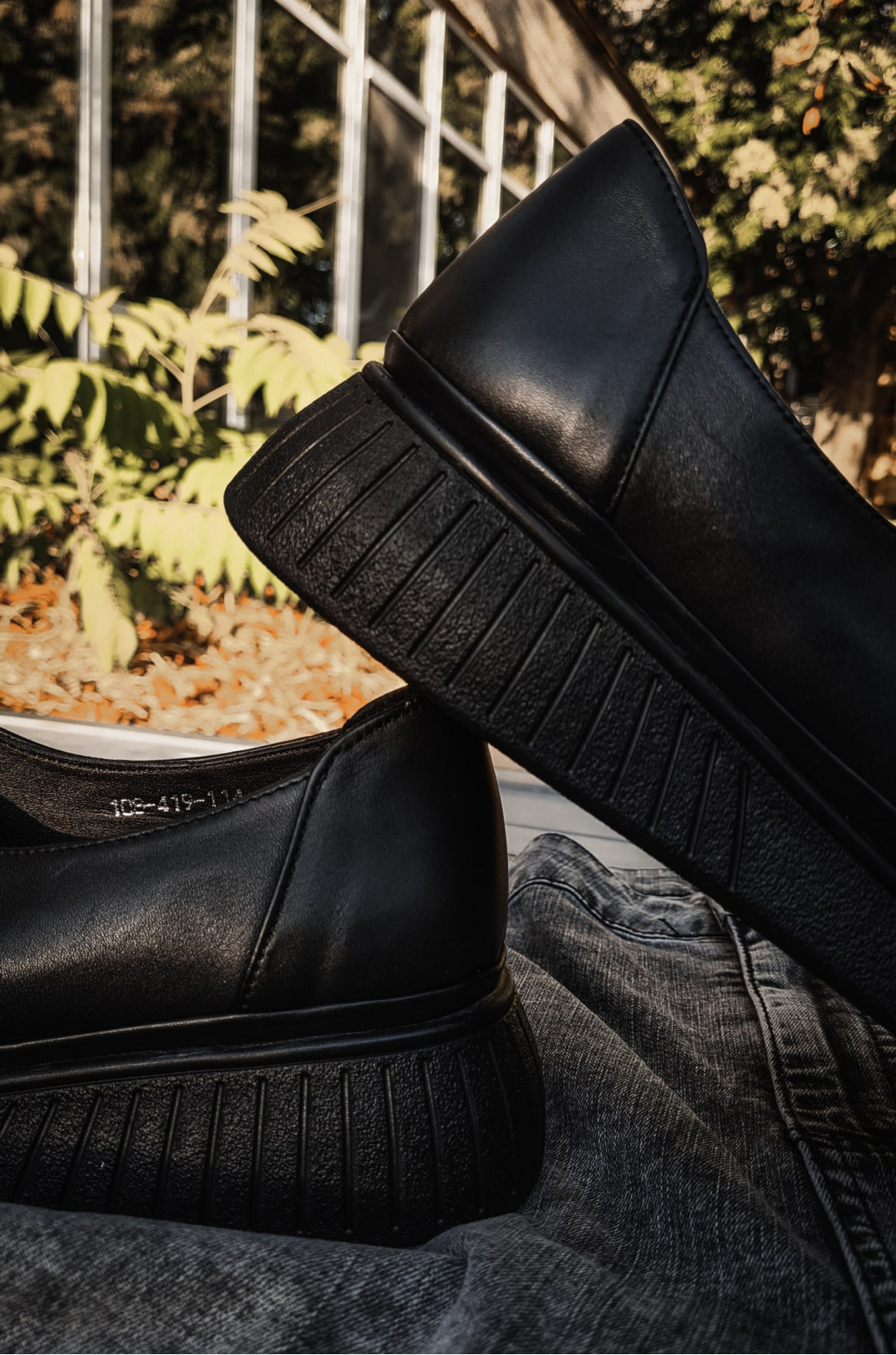 Черные кожаные туфли с резинкой и украшением больших размеров