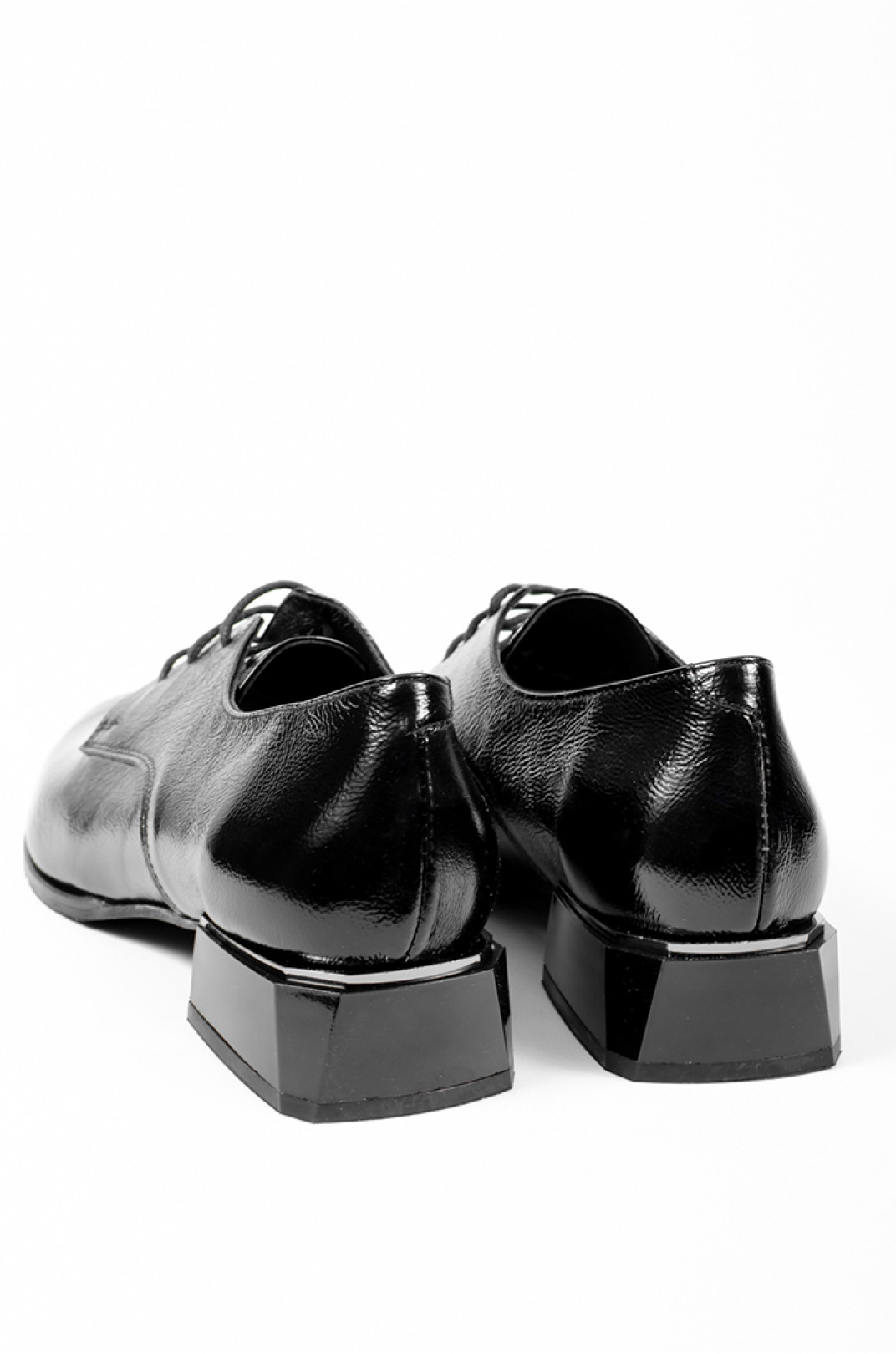 Туфли лаковые на низком каблуке со шнуровкой больших размеров