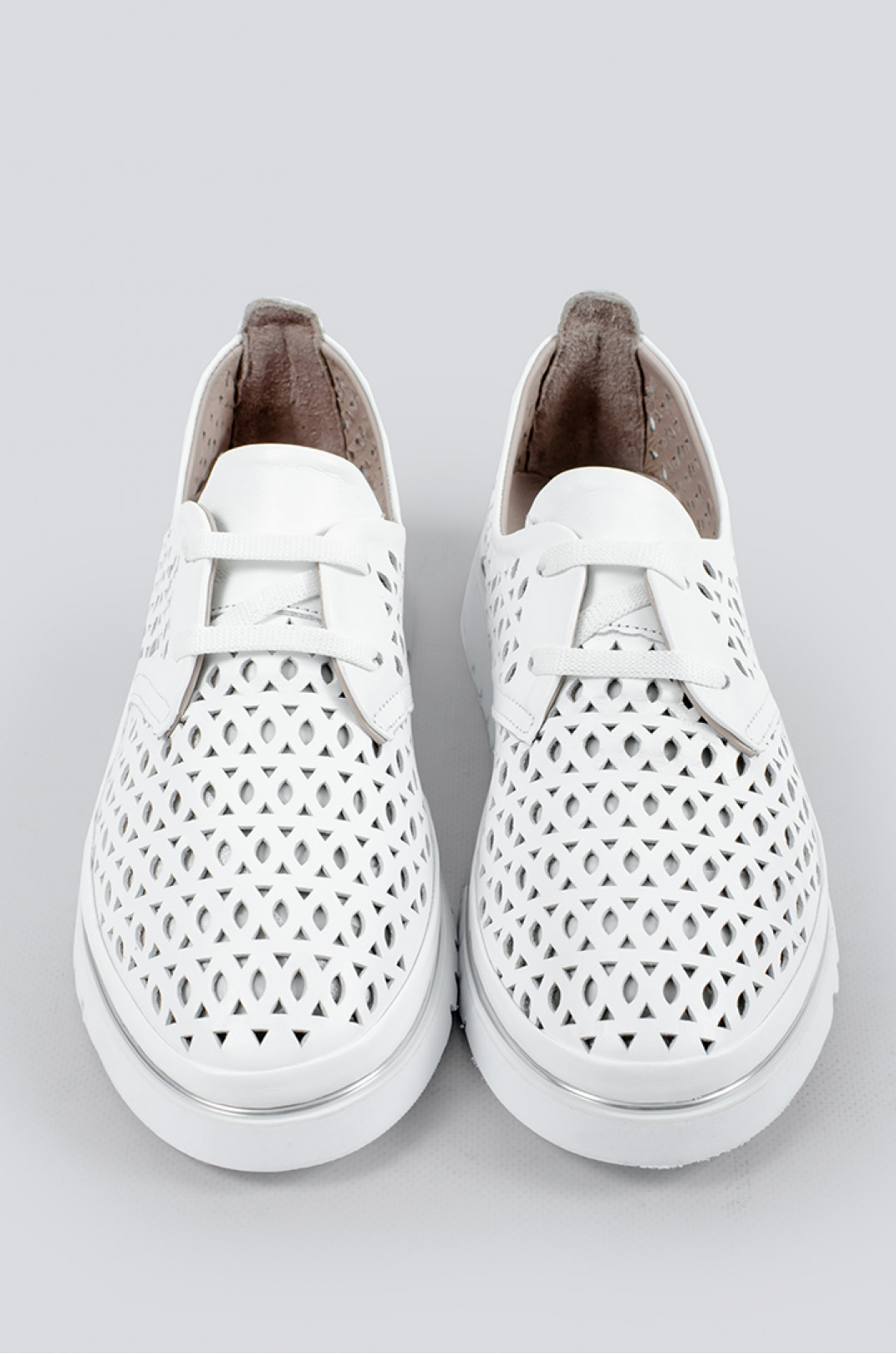 Туфлі білі з перефорацією великих розмірів