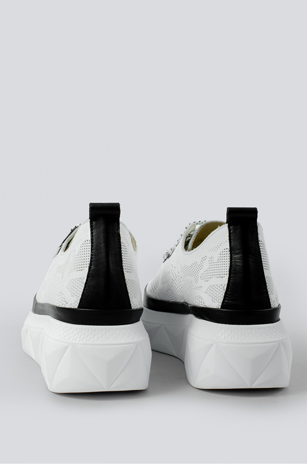 Стильные туфли в бело-черных тонах больших размеров