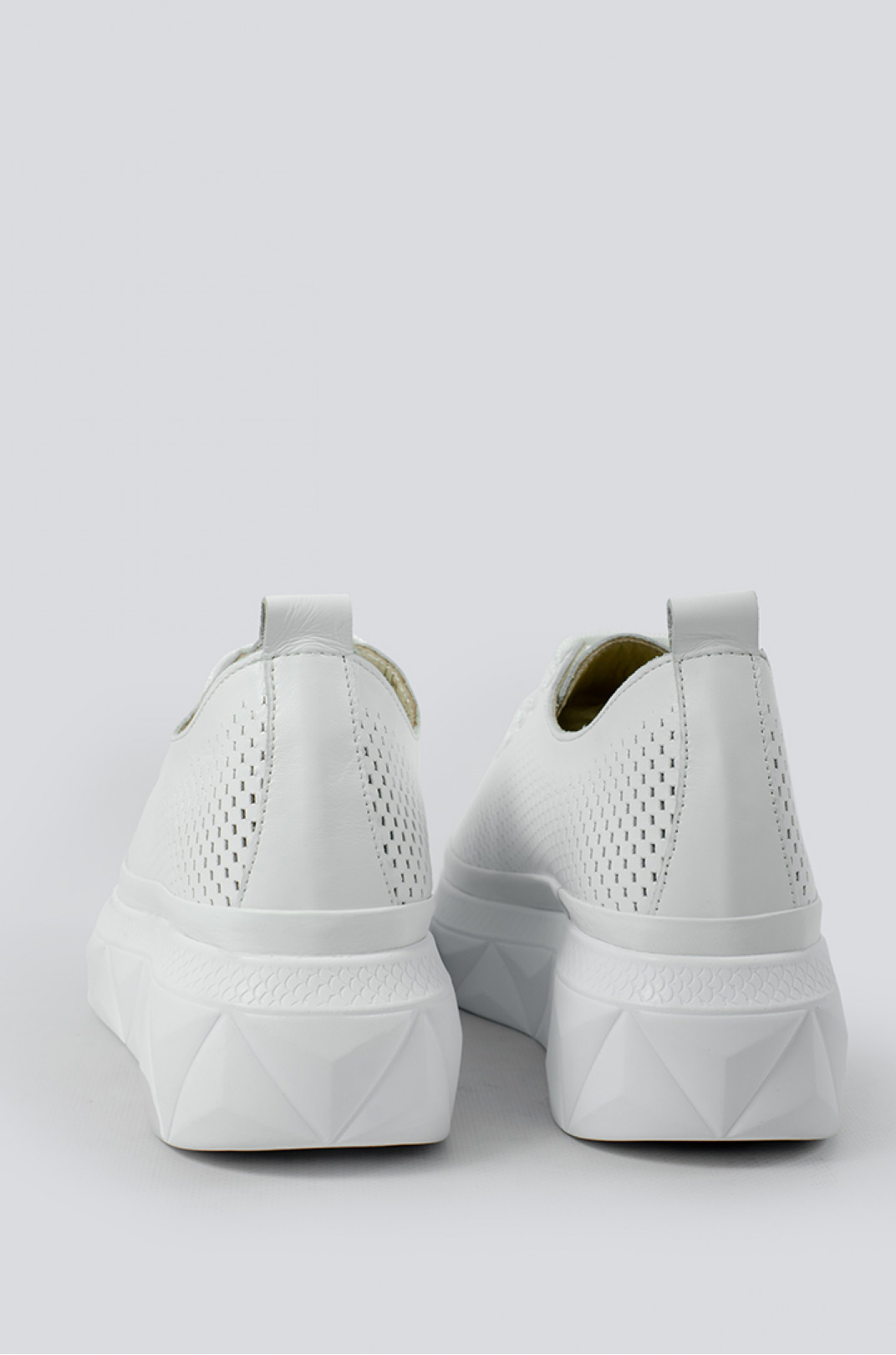 Туфлі білі з перфорацією великих розмірів