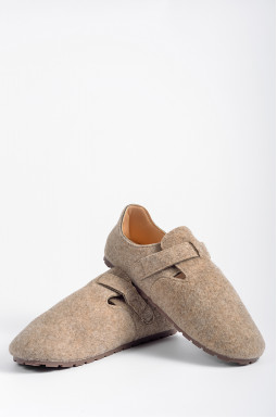 Туфлі на низькій танкетці з широким ремінцем великих розмірів