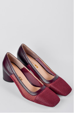 Бордові туфлі-лодочки з поєднанням глянцевої шкіри й фактурної сітки великих розмірів