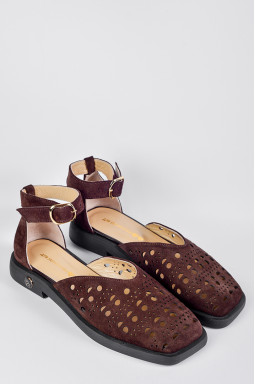 Замшеві туфлі темно-коричневого кольору з декоративними прорізами великих розмірів