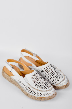 Туфлі з квітковим вирізним орнаментом в білому кольорі великих розмірів