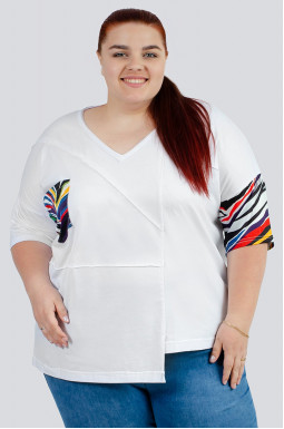 Стильна біла футболка з кольоровим декором великих розмірів