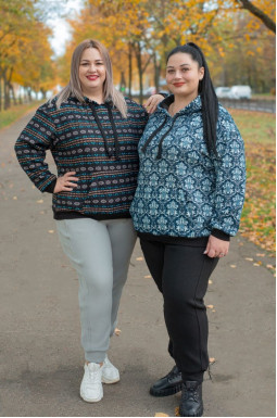 Теплое худи со стильным орнаментом больших размеров