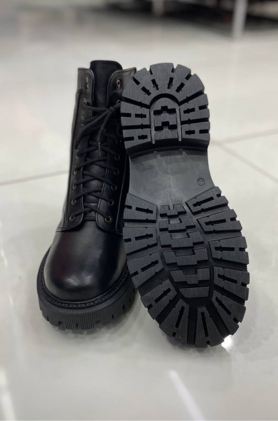 Удобные ботинки со шнуровкой больших размеров